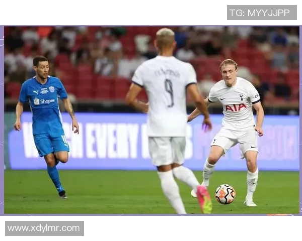 足球巨星互动揭秘 球场内外的精彩瞬间与幕后故事